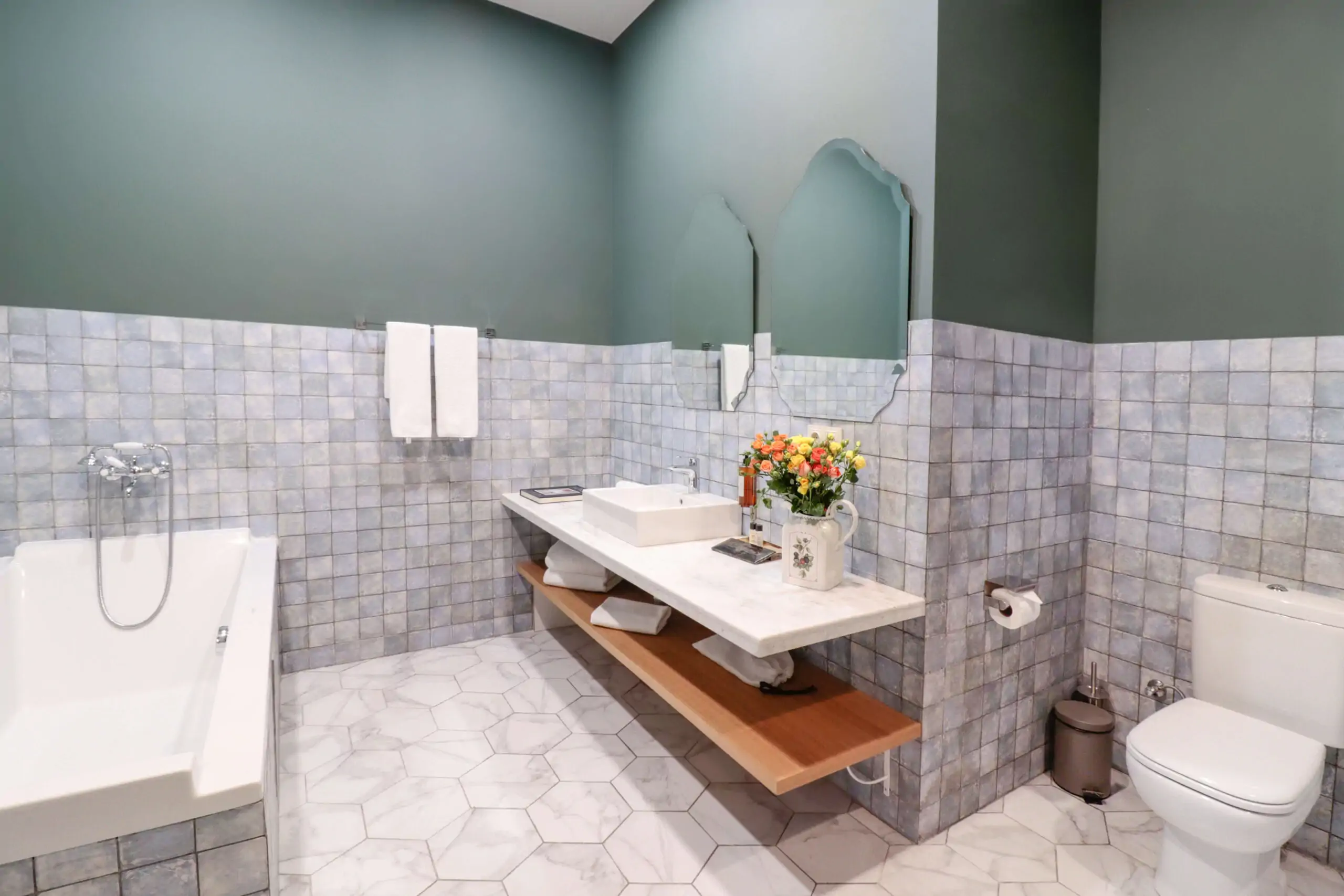 Deluxe Suite with Bath