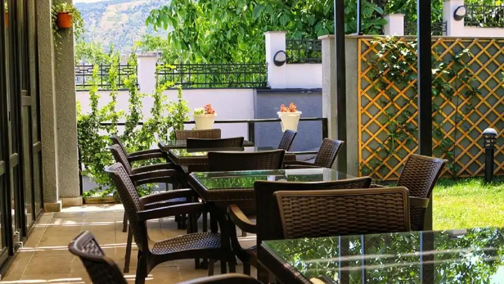 Restaurant & Bar