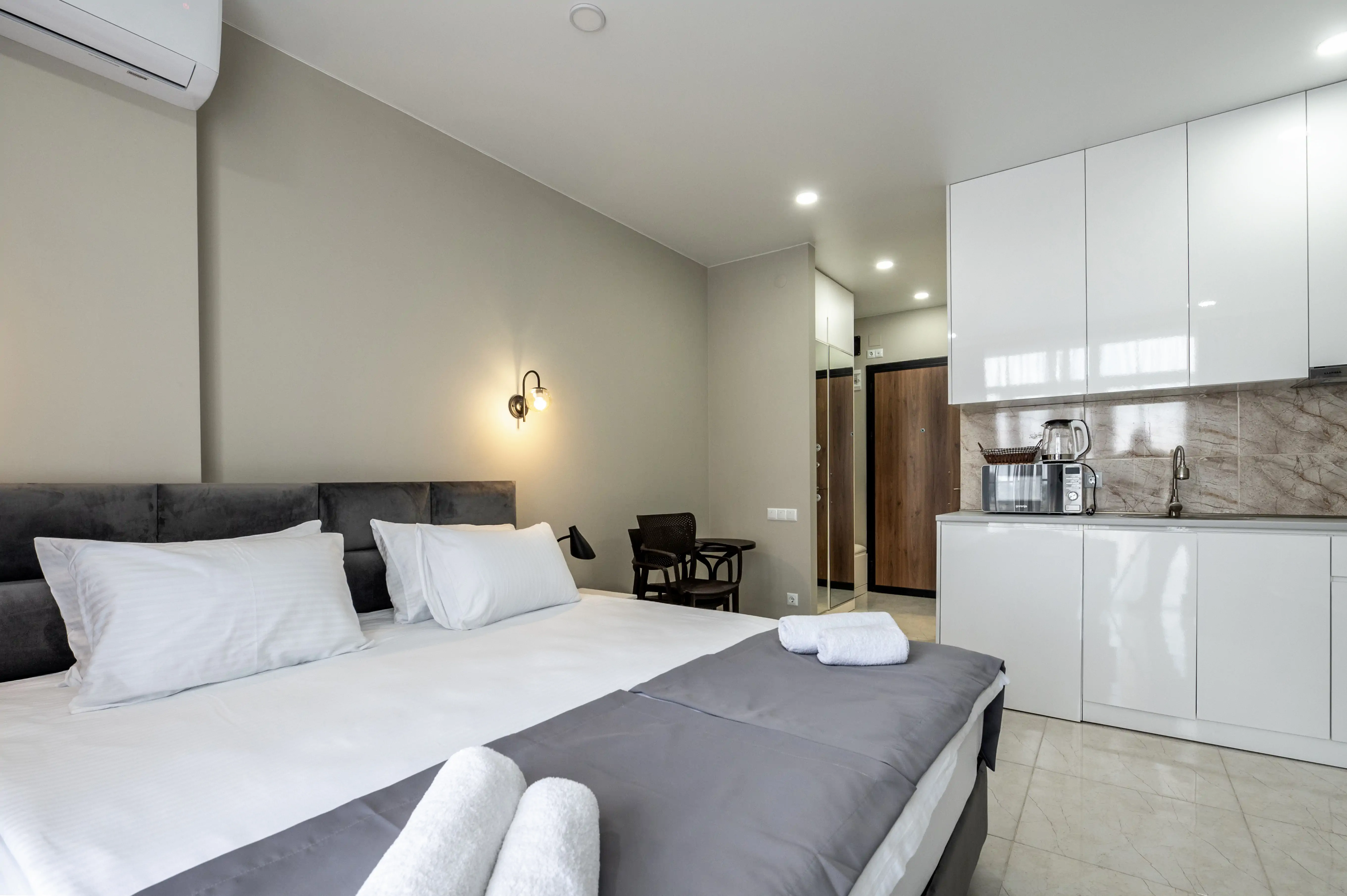ROOMS & SUITES