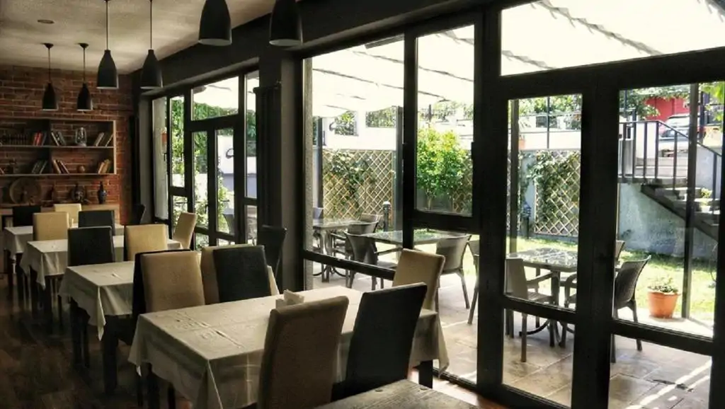 Restaurant & Bar