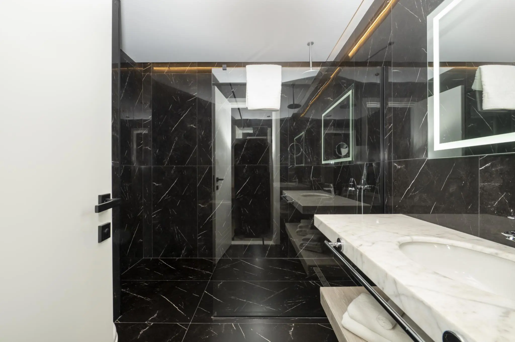 Standard Twin Room with Sea View and Balcony