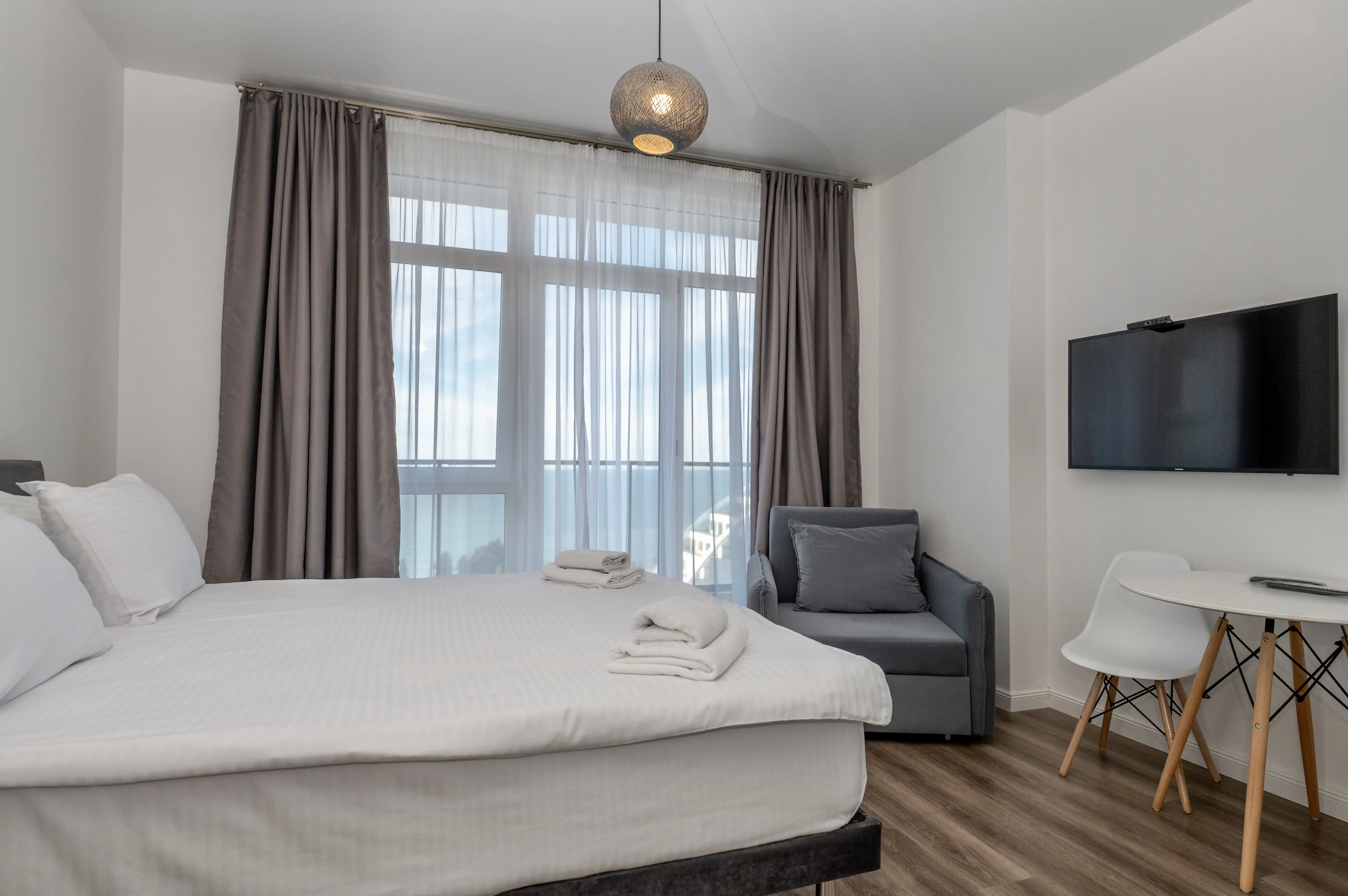 ROOMS & SUITES