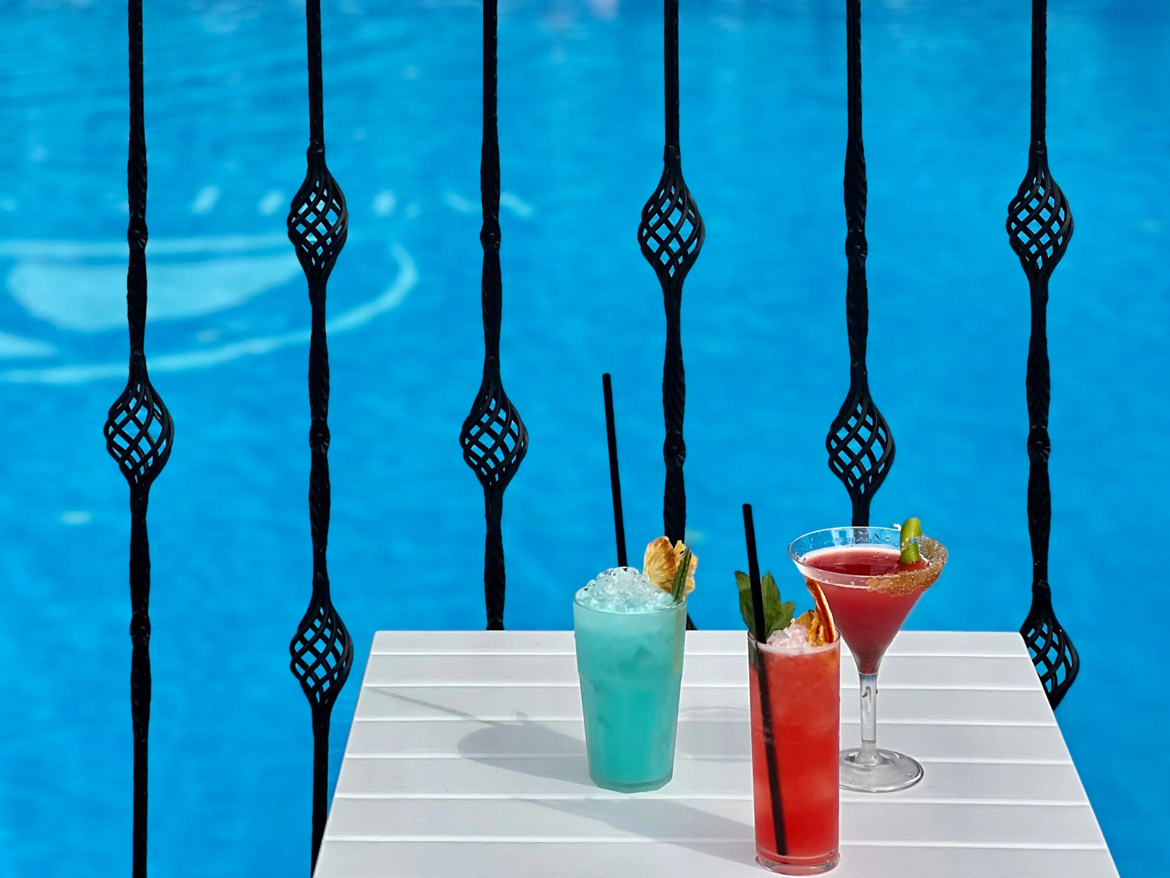 FOOD & DRINKS