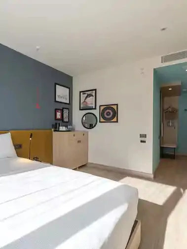 Queen Accessible Room
